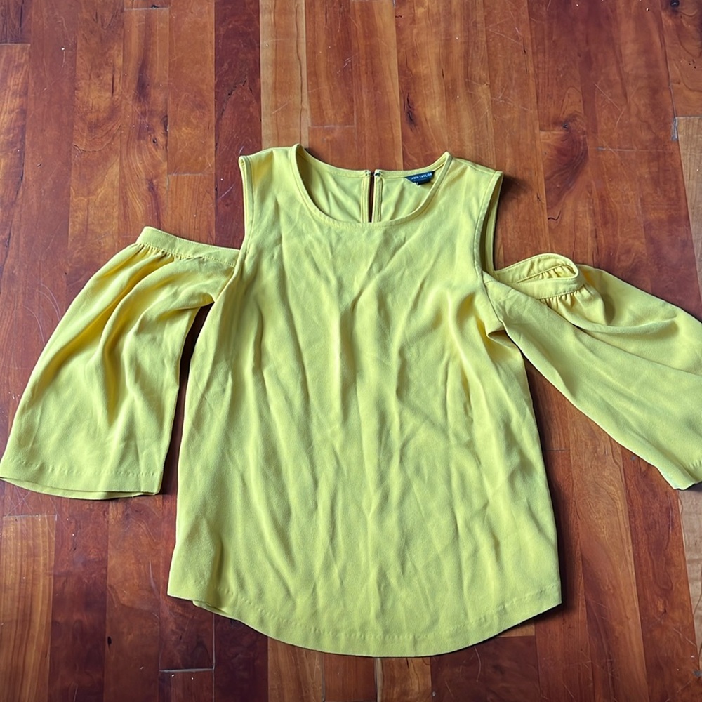Ann Taylor beautiful cold shoulder yellow top xs